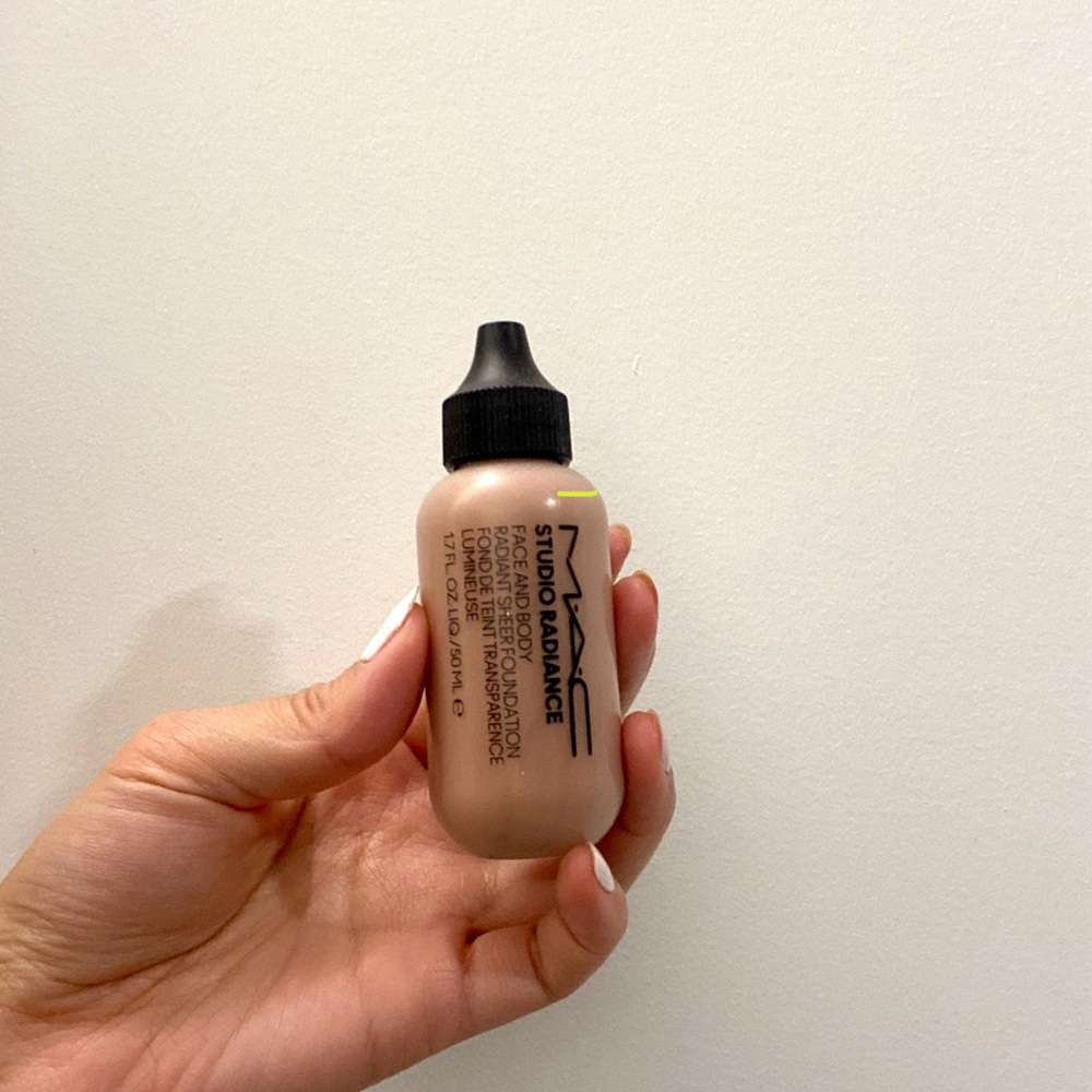 MAC Studio Radiance Face and Body Radiant Sheer Foundation W4